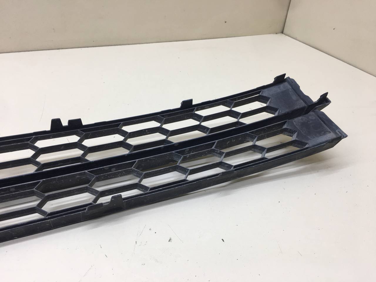 Решетка в бампер центральная Skoda Rapid 2012-2020