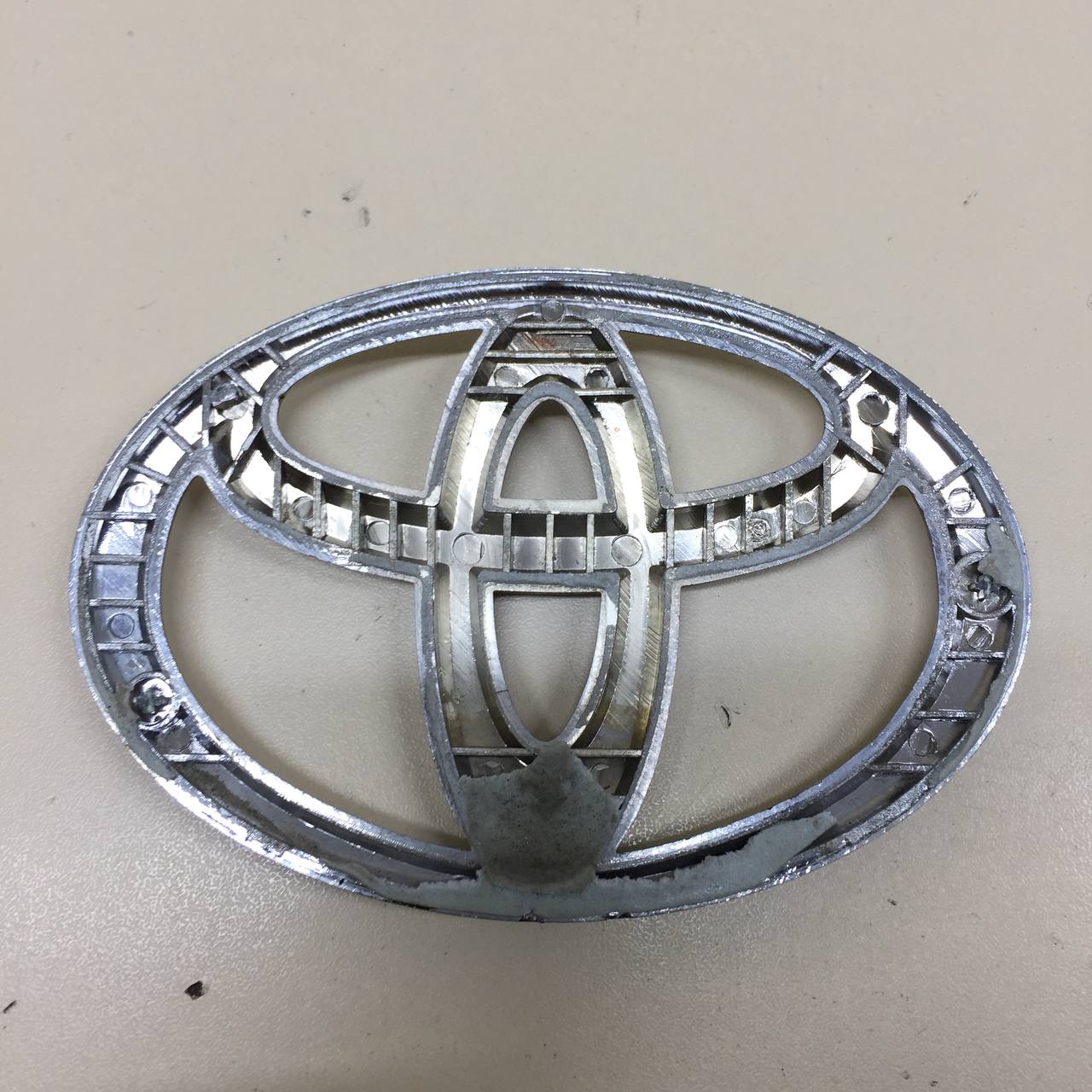 Эмблема Toyota Camry (XV50) 2011-2017 Эмблема Toyota Camry (XV50) 2011-2017
