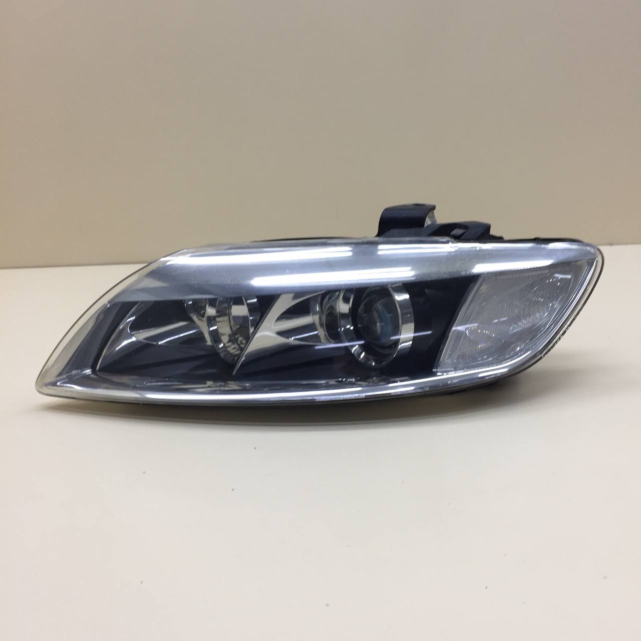 Фара левая Audi Q7 (4L) 2005-2015