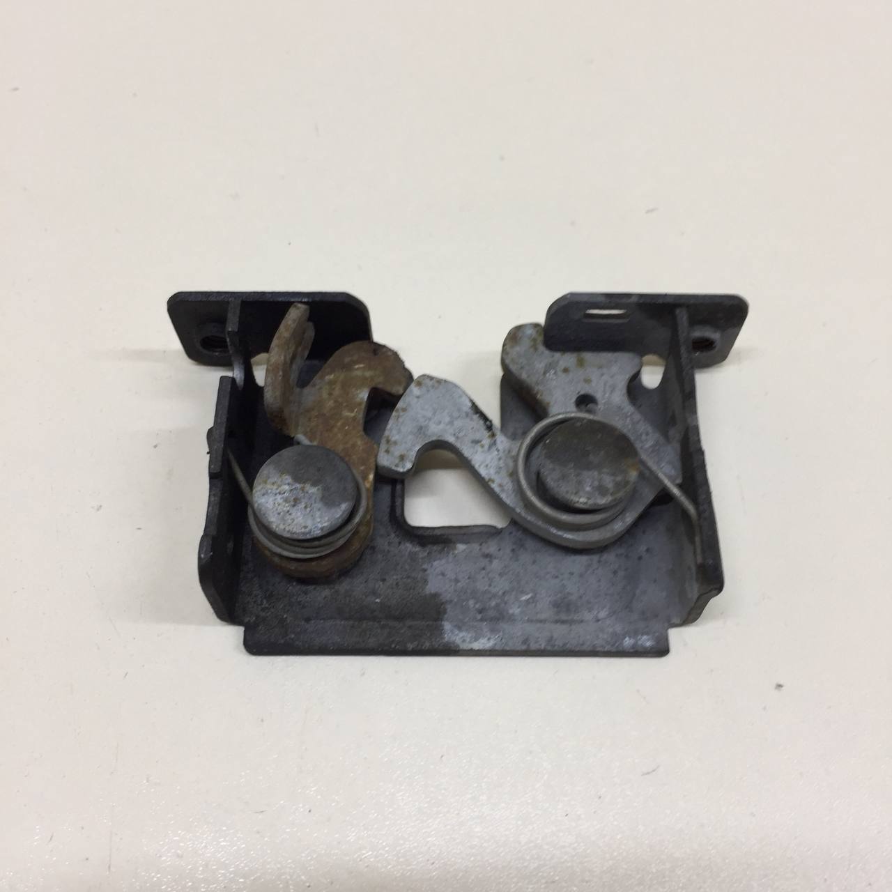 Замок капота BMW 3-series E90/E91 2005-2011 Замок капота BMW 3-series E90/E91 2005-2011