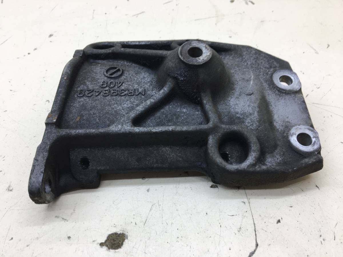 Кронштейн кондиционера Mitsubishi Pajero/Montero 3 (V6, V7) 2000-2006