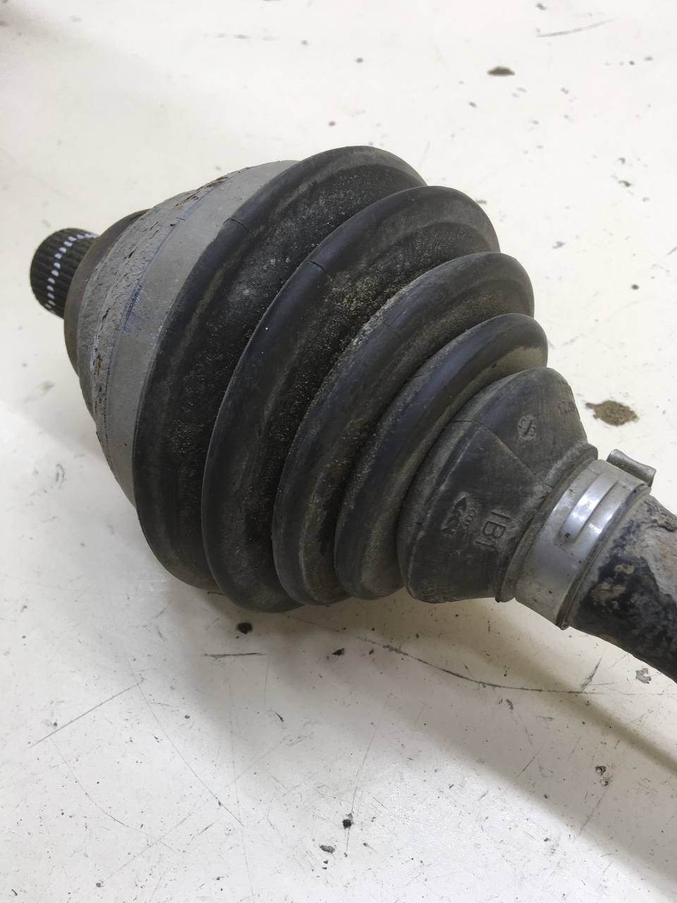 Полуось передняя левая Volkswagen Passat B7 2011-2015 Полуось передняя левая Volkswagen Passat B7 2011-2015
