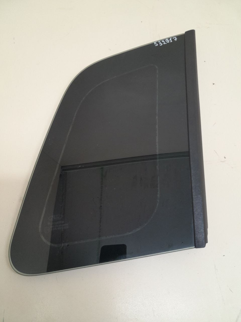 Стекло кузовное глухое правое Ford Fiesta (MK5) 2002-2008