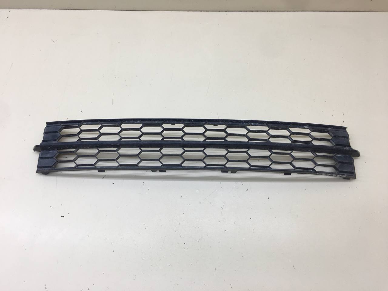 Решетка в бампер центральная Skoda Rapid 2012-2020