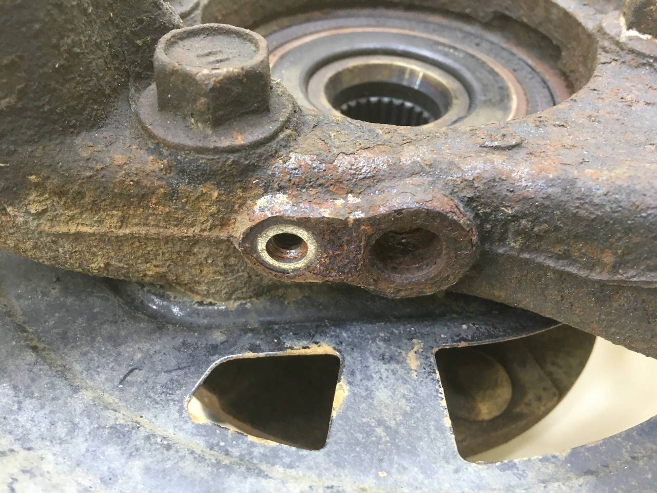 Кулак поворотный передний левый Toyota Rav 4 (A30) 2006-2013