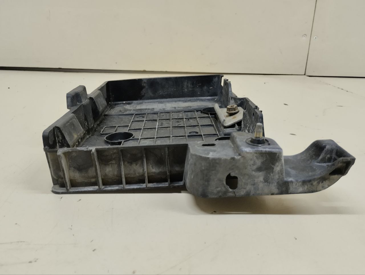 Крепление аккумулятора Renault Megane (2) 2002-2009
