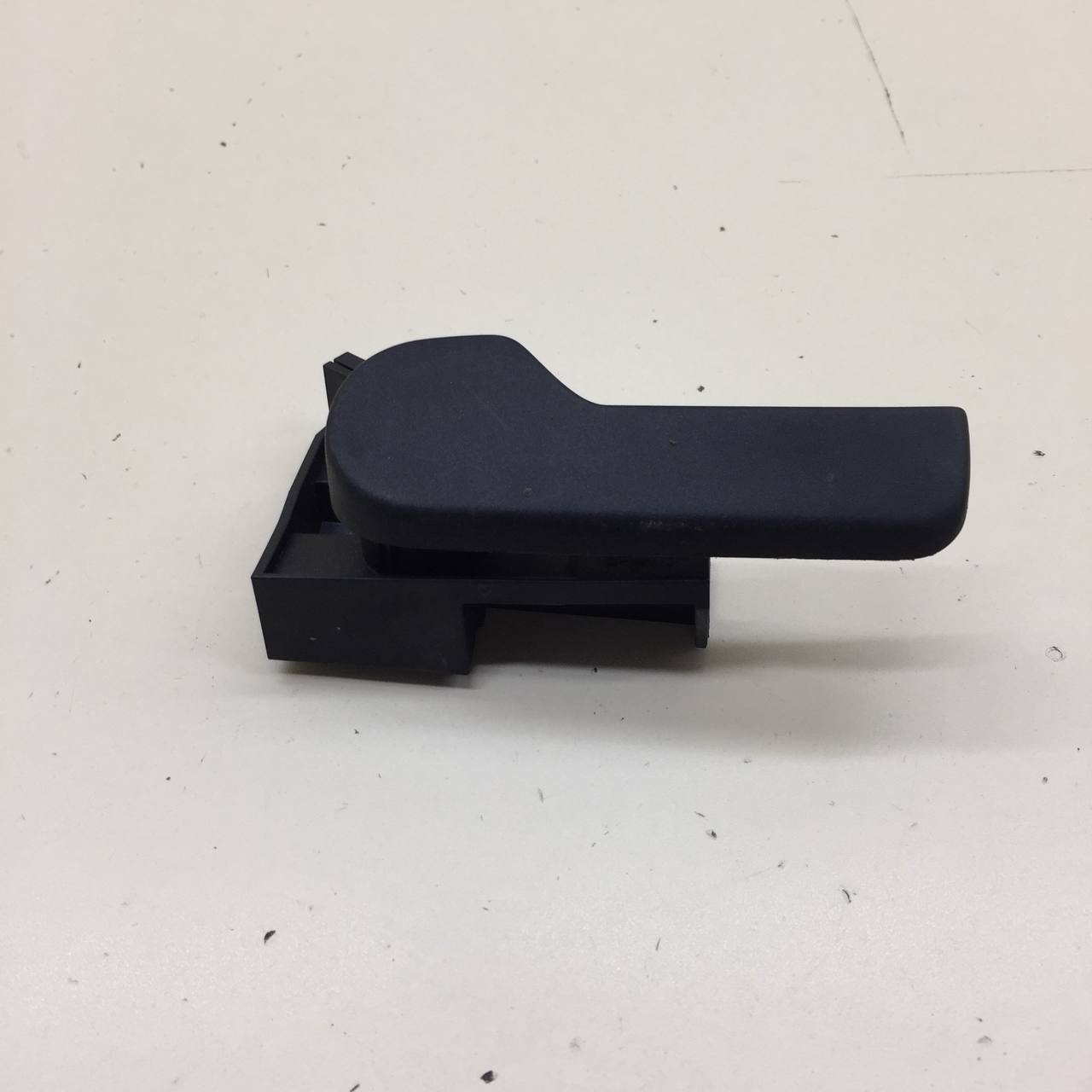 Ручка открывания капота Volkswagen Passat B7 2011-2015 Ручка открывания капота Volkswagen Passat B7 2011-2015