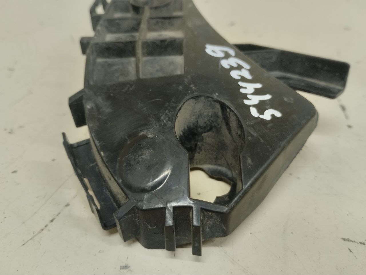 Кронштейн переднего бампера левый Lexus LX450D/570 2015>