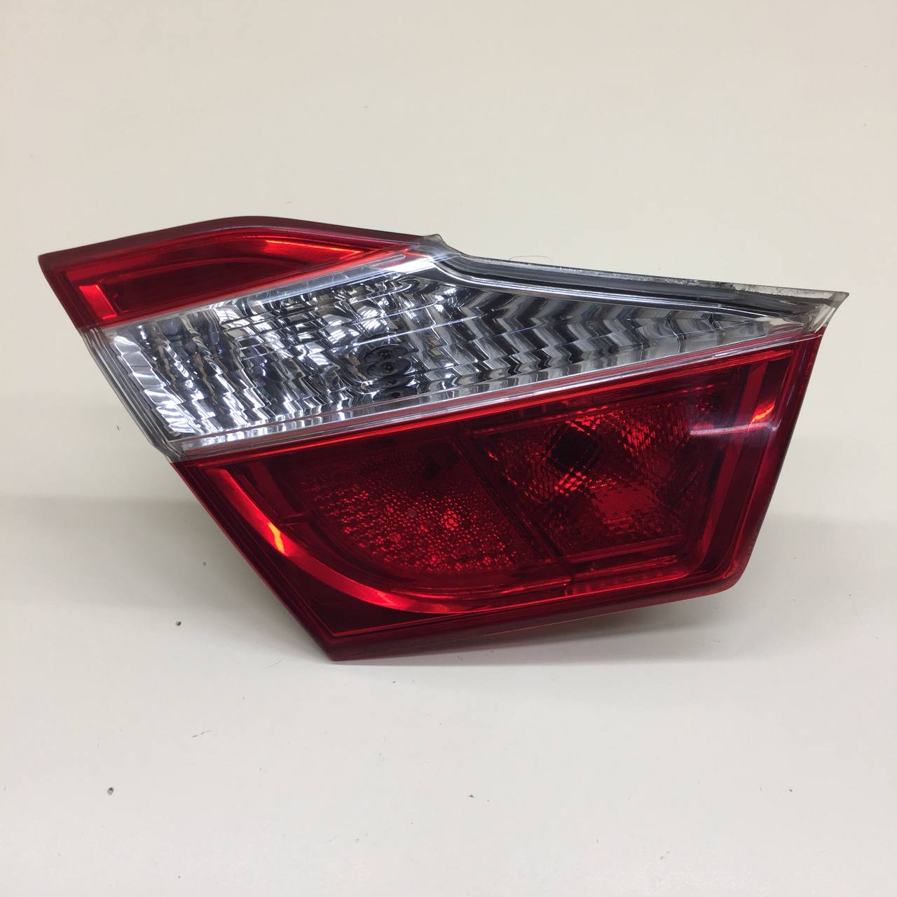 Фонарь задний внутренний левый Toyota Camry (V50) 2011-2017