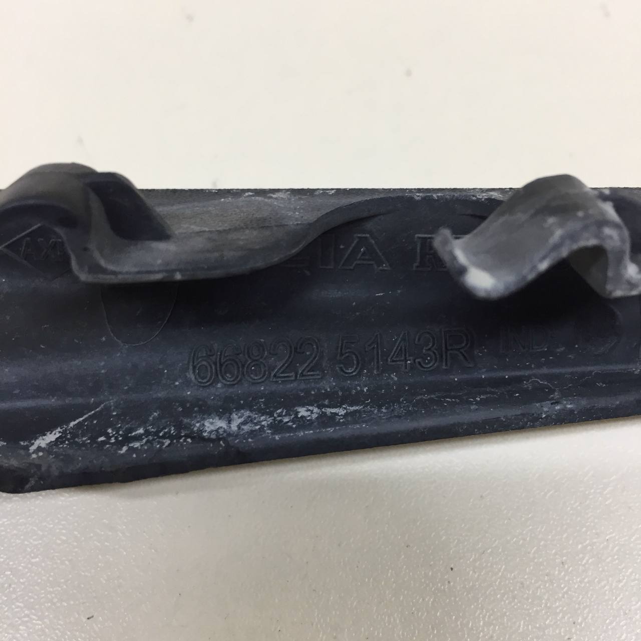 Накладка лобового стекла Renault Sandero Stepway (5S) 2014-2022