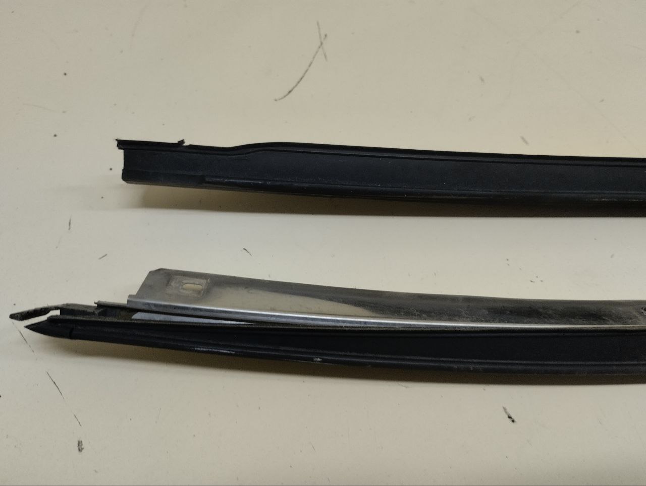 Молдинг лобового стекла Nissan Almera (N16) 2000-2006