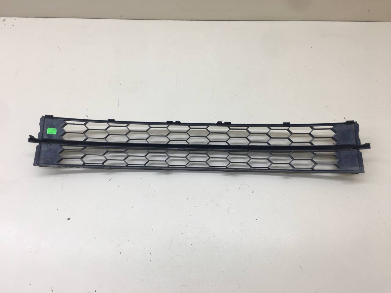 Решетка в бампер центральная Skoda Rapid 2012-2020