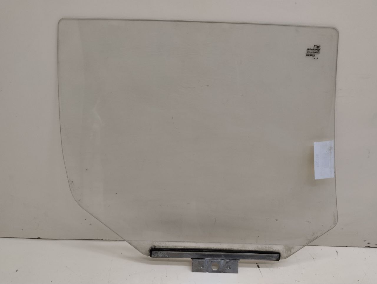 Стекло двери задней левой Chevrolet Niva 2002-2009