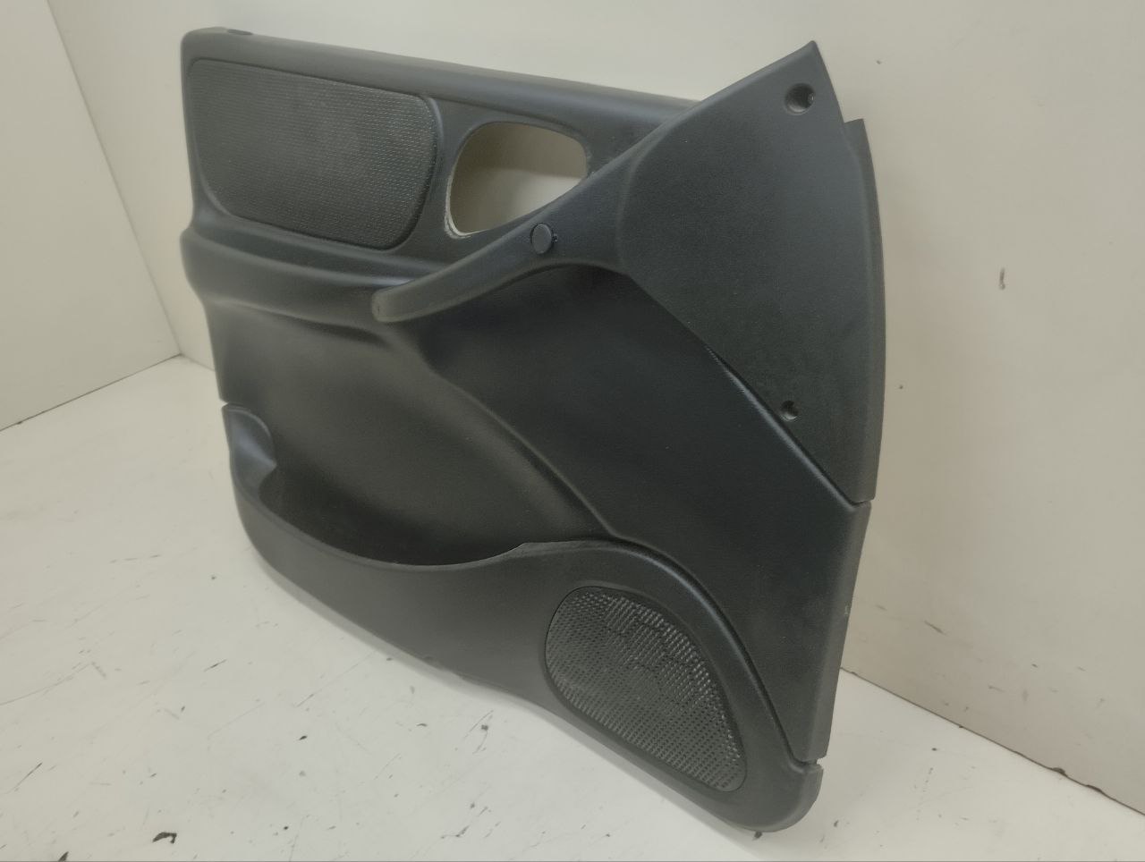 Обшивка двери передней левой Chevrolet Niva 2009-2020