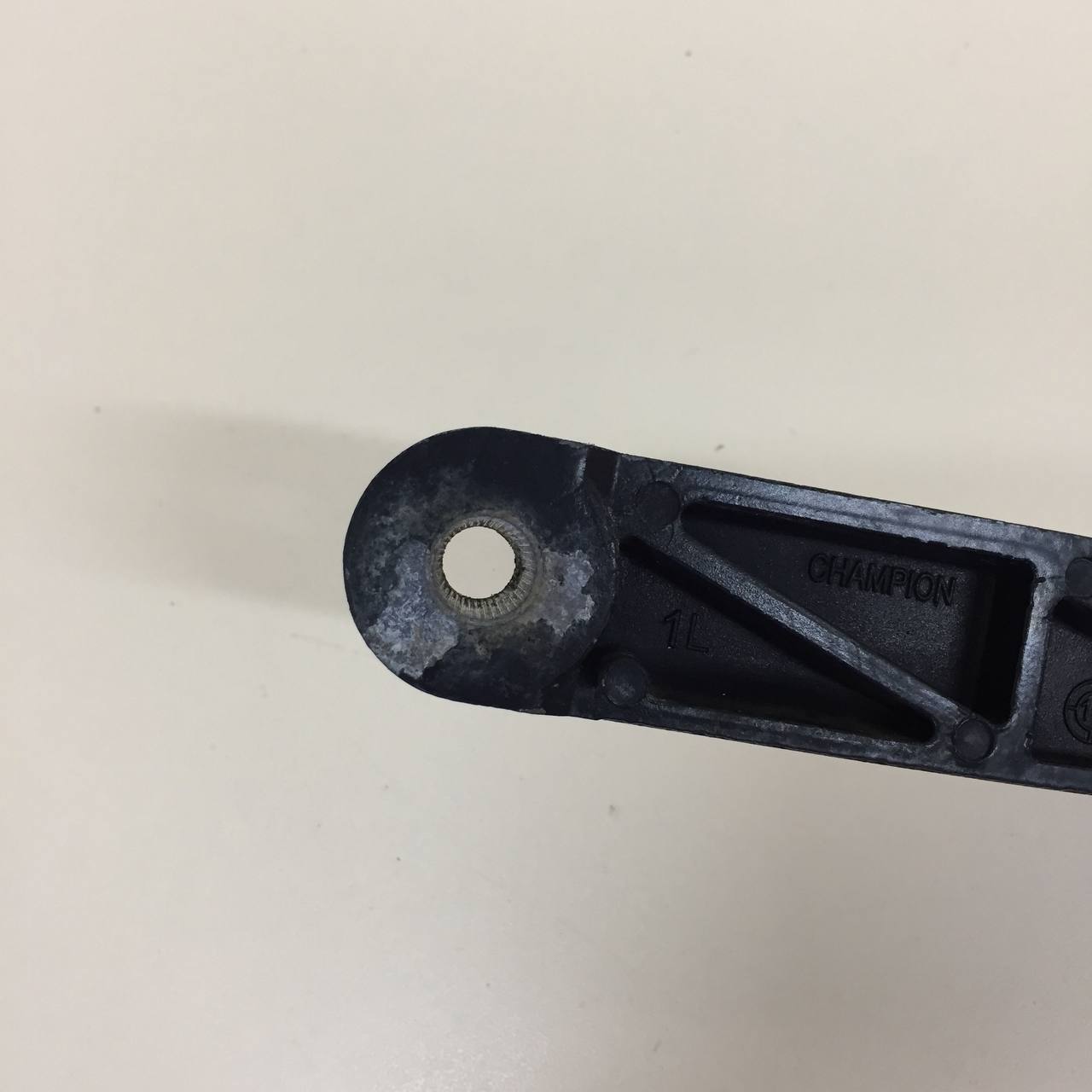 Поводок стеклоочистителя передний левый Skoda Rapid 2012-2020