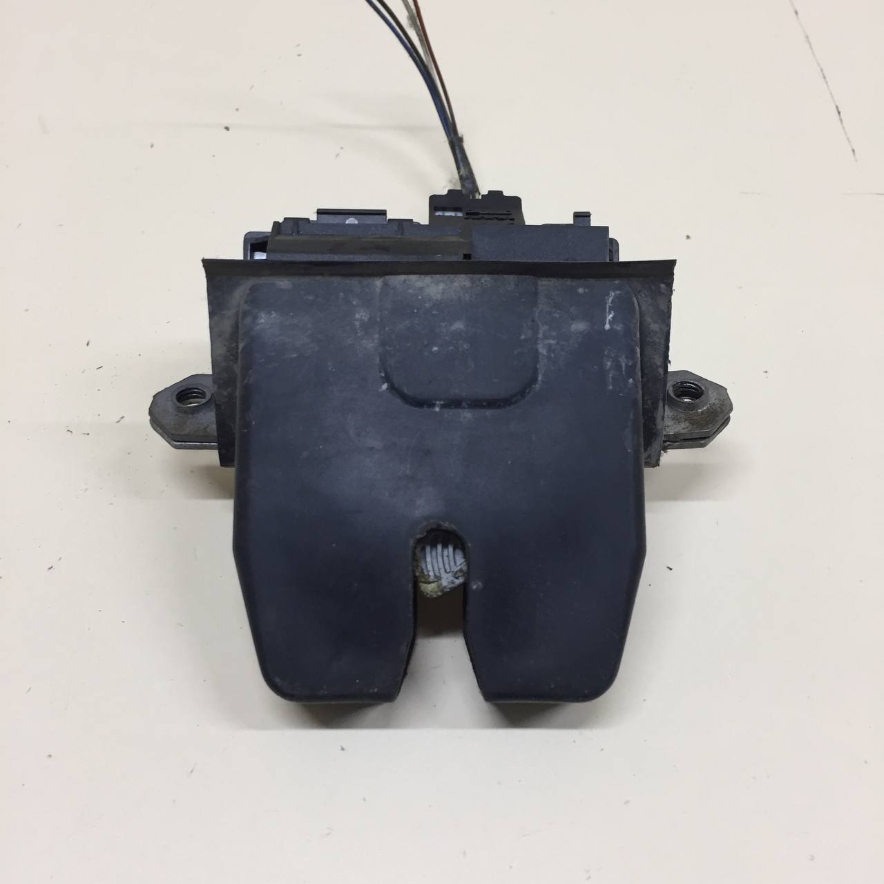 Замок багажника Ford Focus 2 (DB) 2008-2011 Замок багажника Ford Focus 2 (DB) 2008-2011