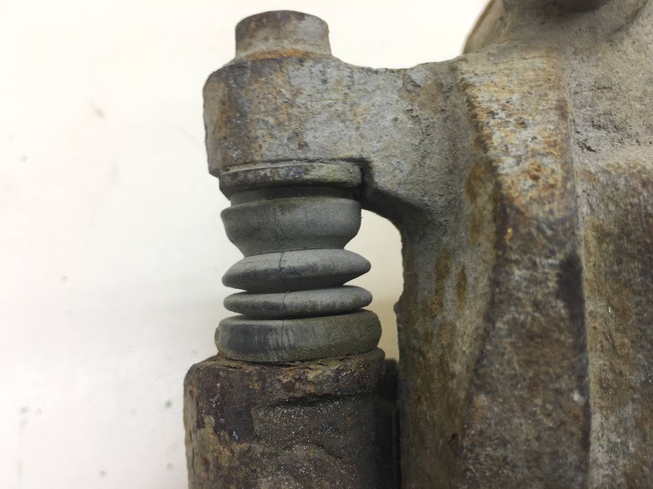 Суппорт передний правый Lifan X60 2012>