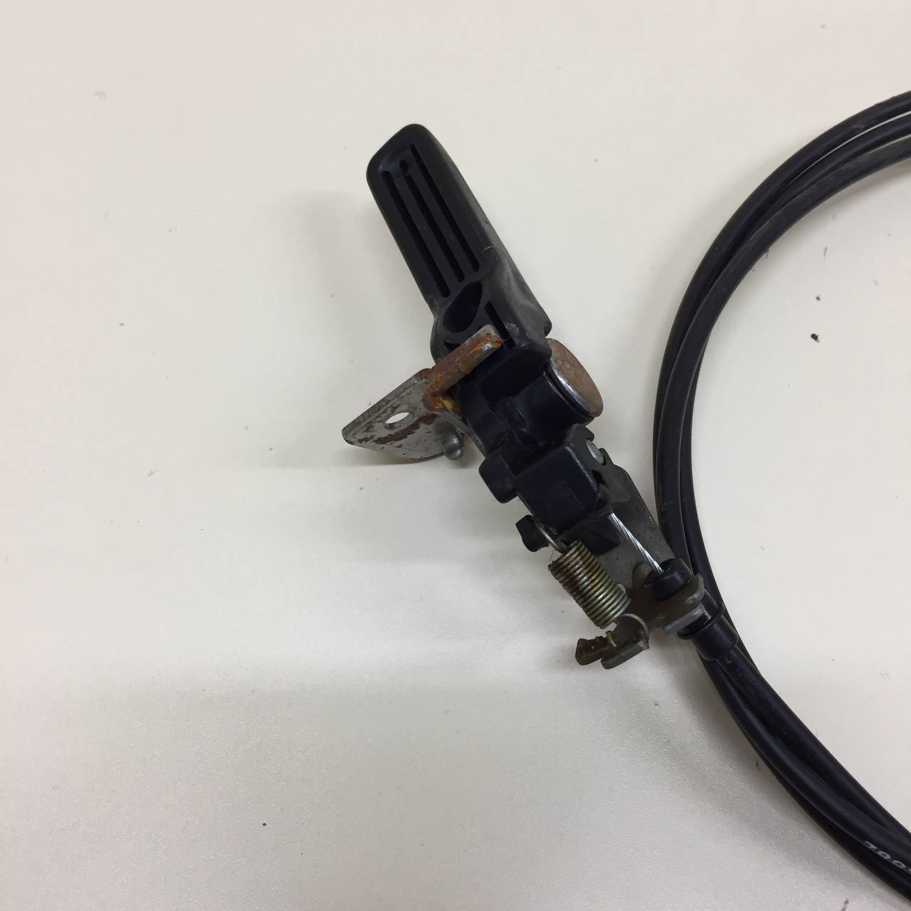 Ручка открывания лючка бензобака Nissan Almera (N16) 2000-2006 Ручка открывания лючка бензобака Nissan Almera (N16) 2000-2006