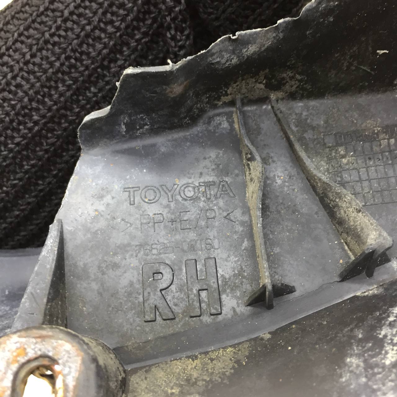 Брызговик задний правый Toyota Corolla E120 2001-2007