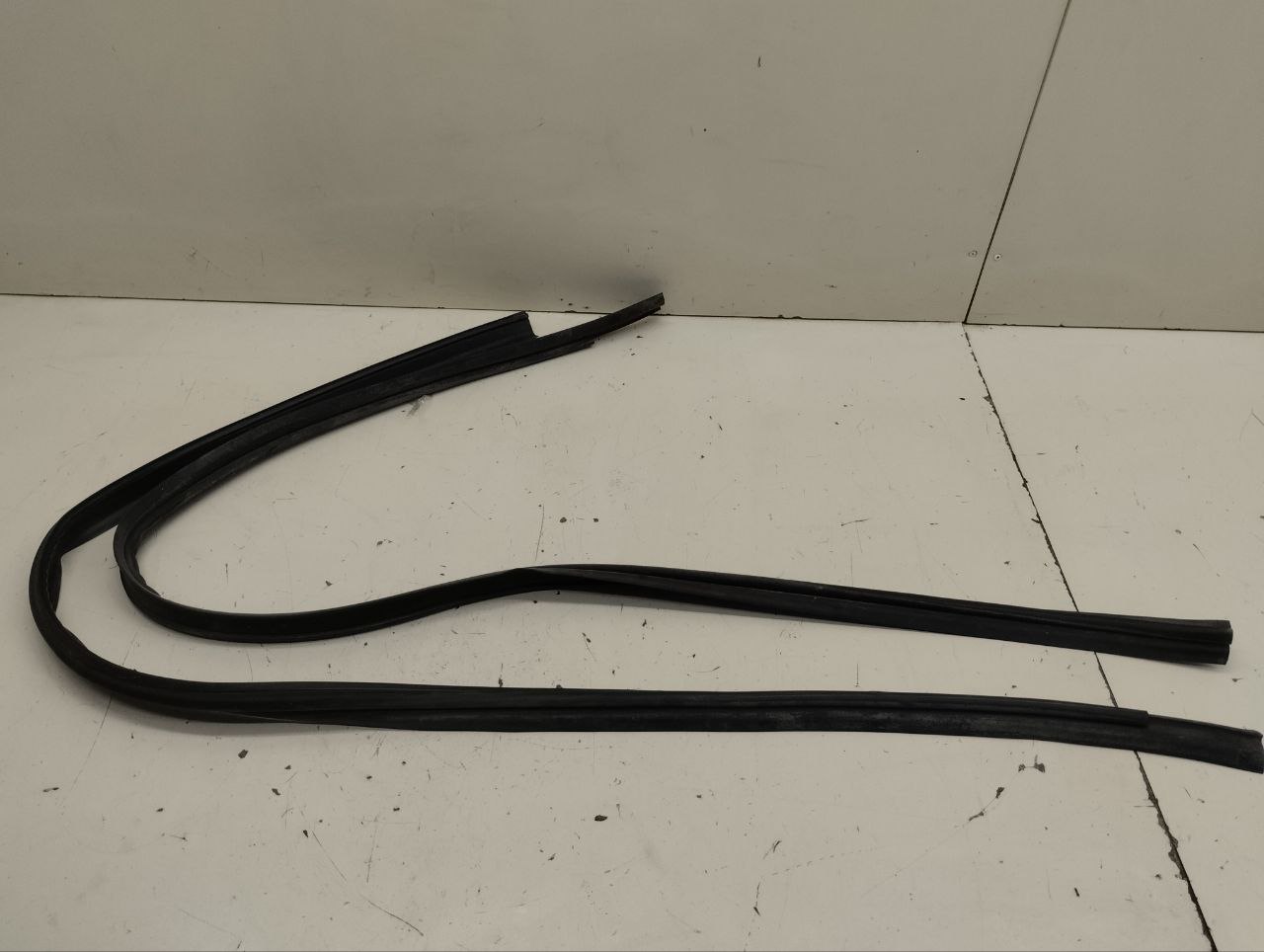 Уплотнитель (Наружный) Renault Sandero Stepway (5S) 2014-2022