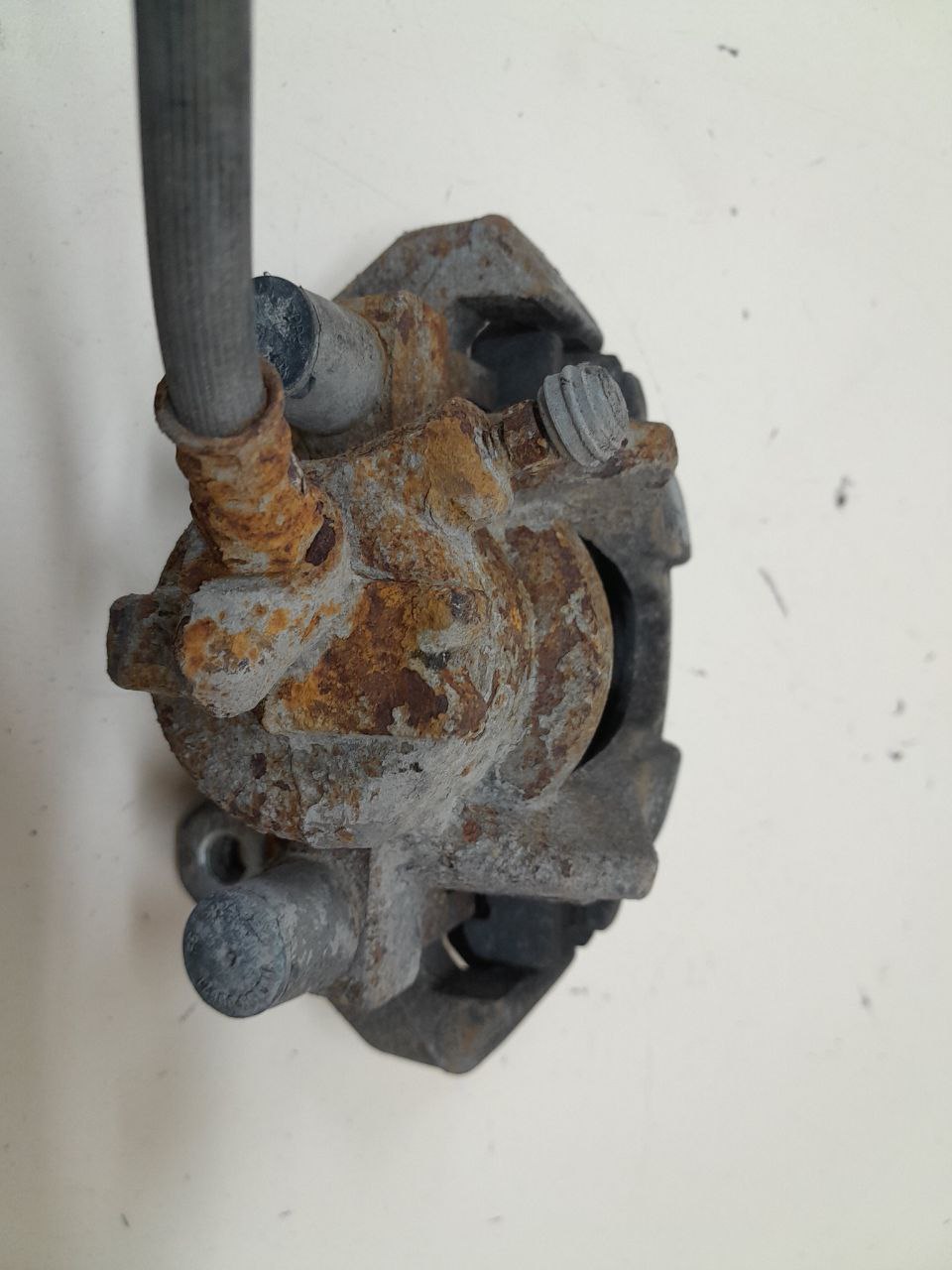 Суппорт передний левый Renault Logan (2) 2014>