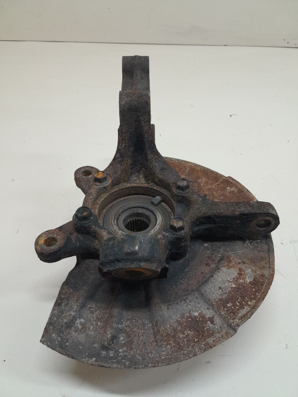 Кулак поворотный передний левый Suzuki Grand Vitara 2005-2015