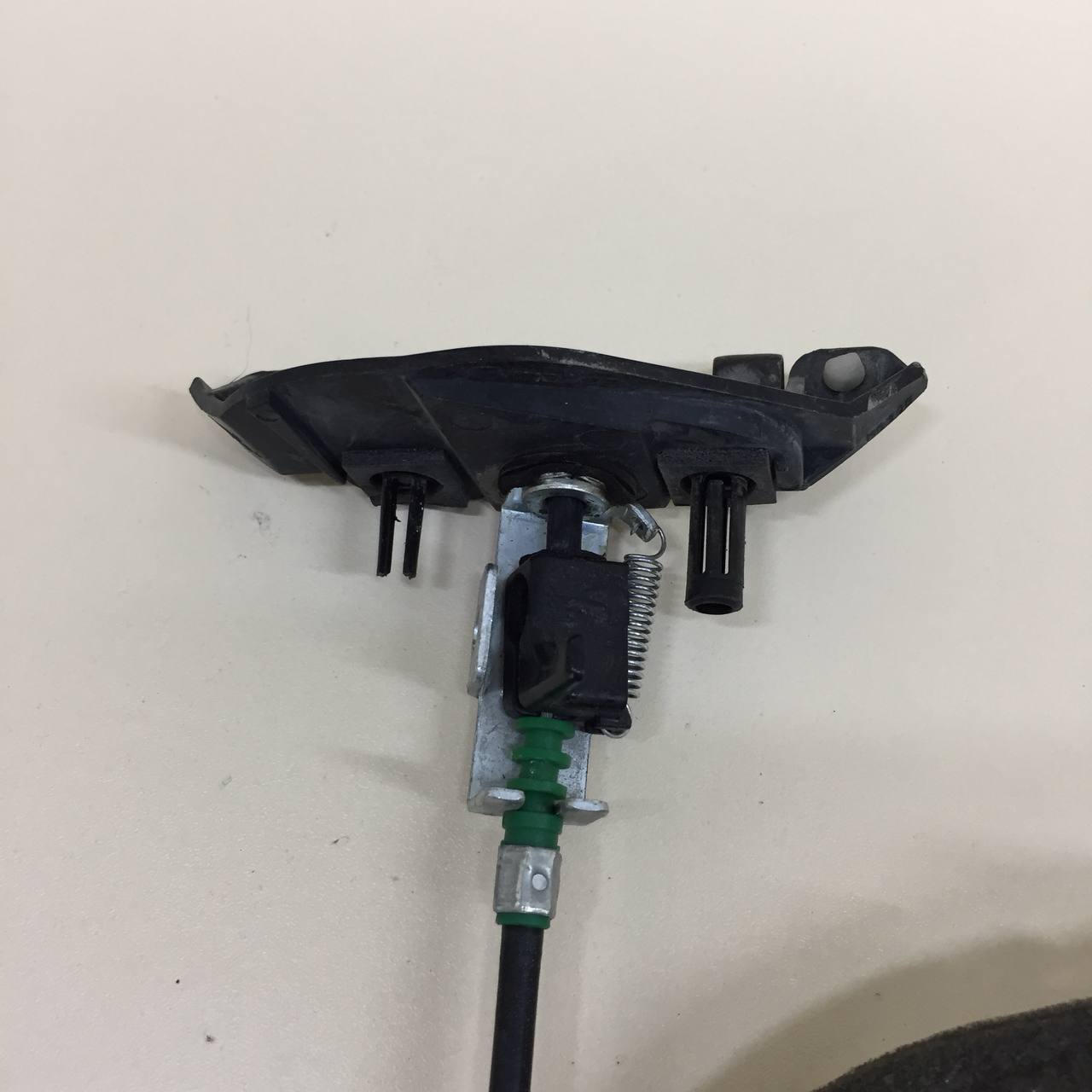 Ручка открывания лючка бензобака Mazda Mazda 3 (BM) 2013-2016 Ручка открывания лючка бензобака Mazda Mazda 3 (BM) 2013-2016
