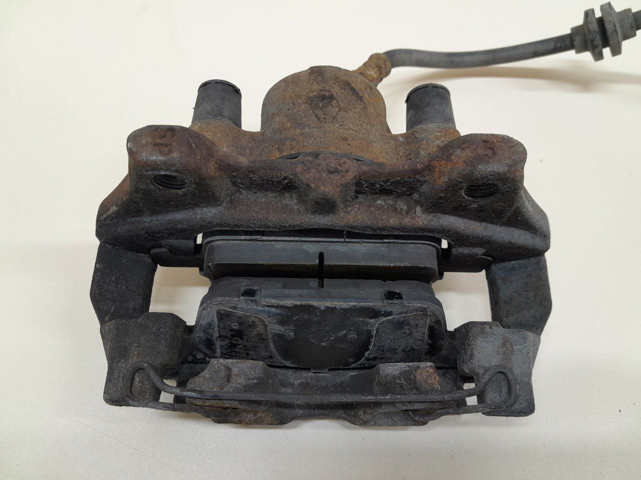 Суппорт передний правый Renault Logan (2) 2014>