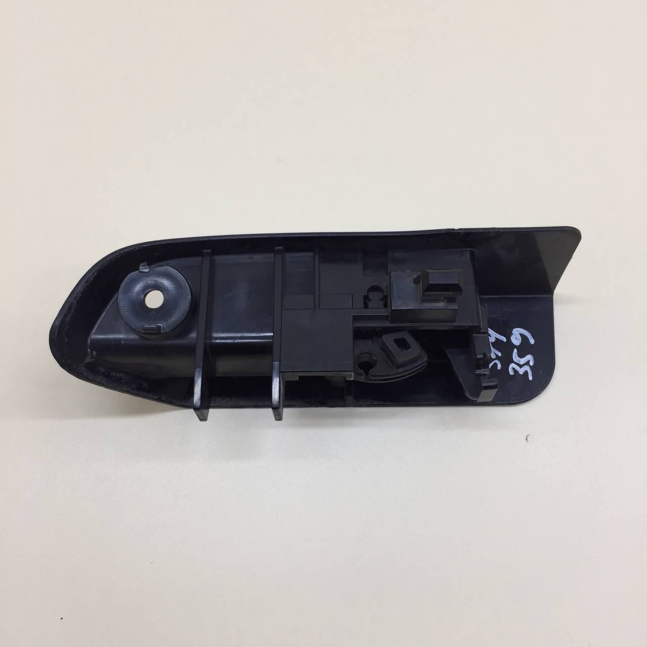 Ручка открывания лючка бензобака Toyota Auris (E150) 2006-2012 Ручка открывания лючка бензобака Toyota Auris (E150) 2006-2012