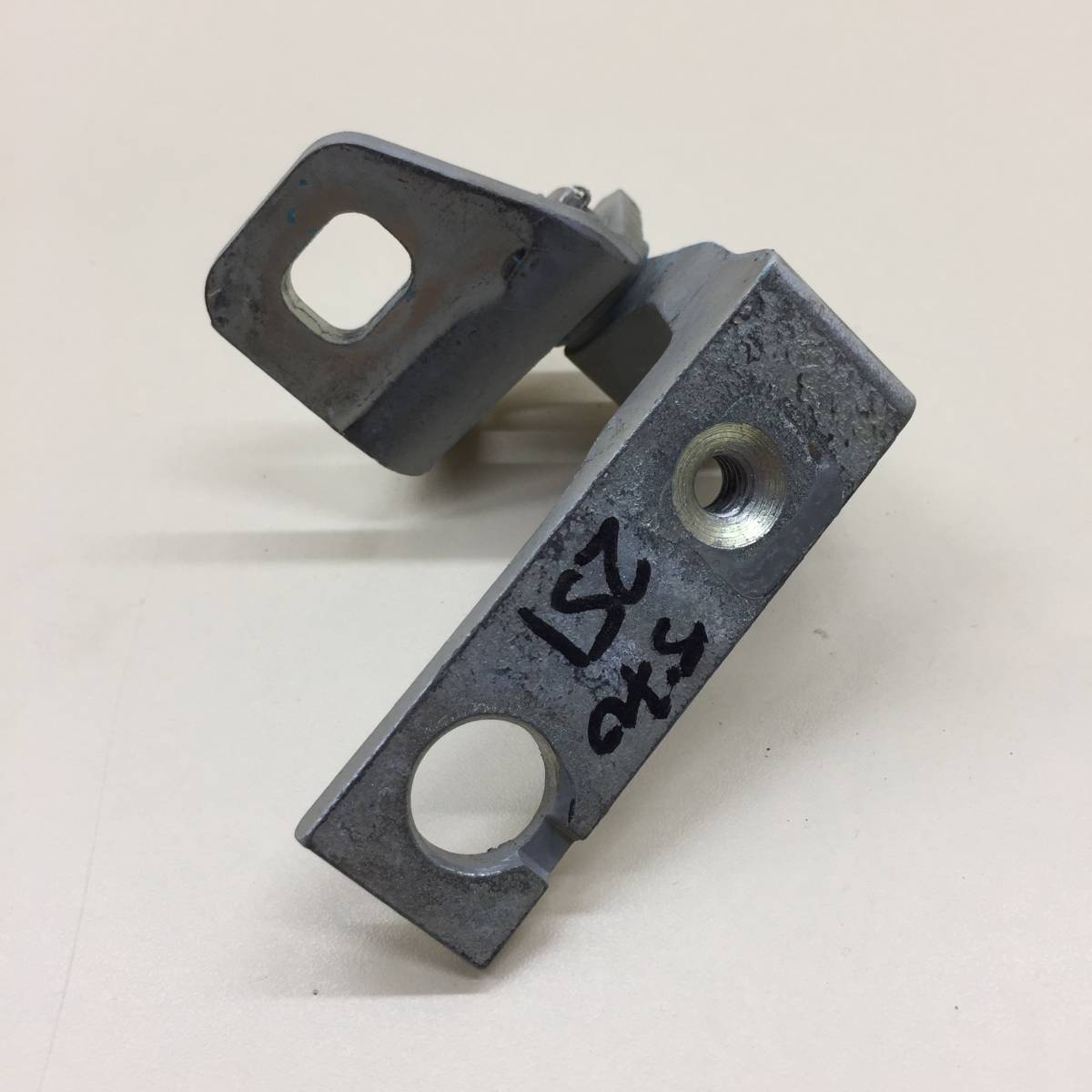 Петля двери передней правой верхняя Ford Focus 3 2011>