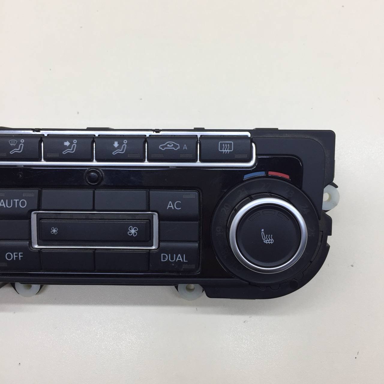 Блок управления климатической установкой Volkswagen Tiguan (5N1) 2007-2011