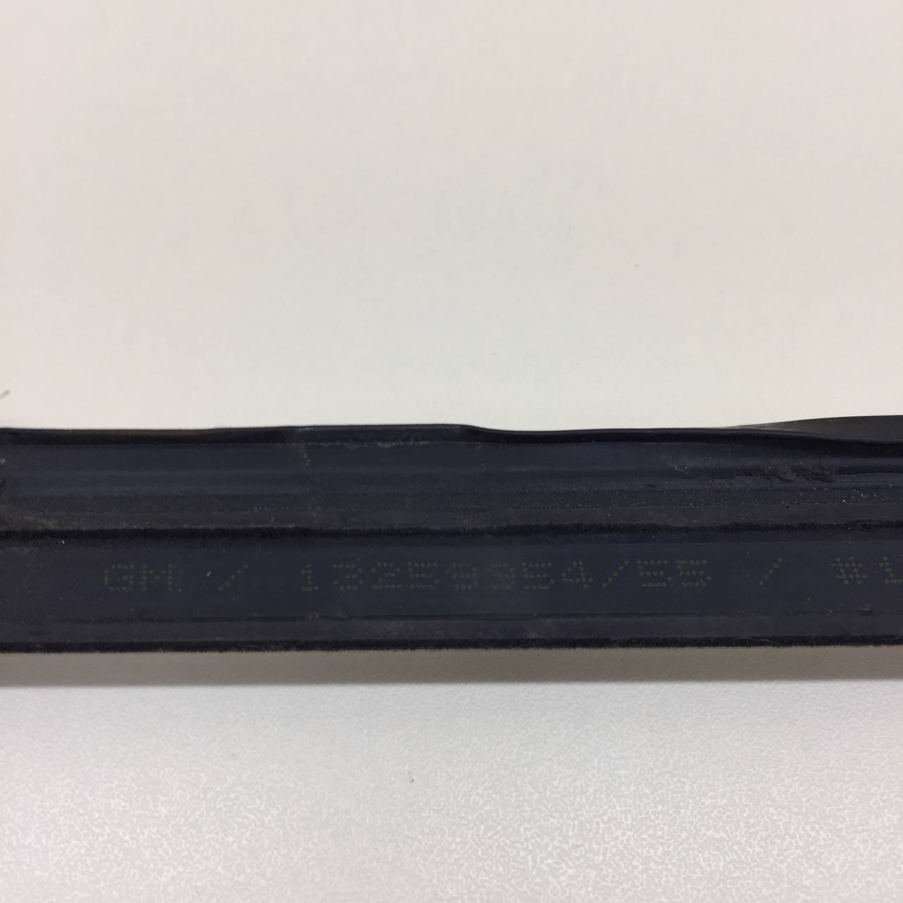 Накладка стекла переднего левого Opel Astra J 2010-2017