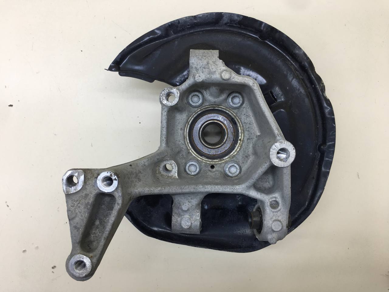 Кулак поворотный задний правый Volkswagen Tiguan (5N1) 2007-2011 Кулак поворотный задний правый Volkswagen Tiguan (5N1) 2007-2011
