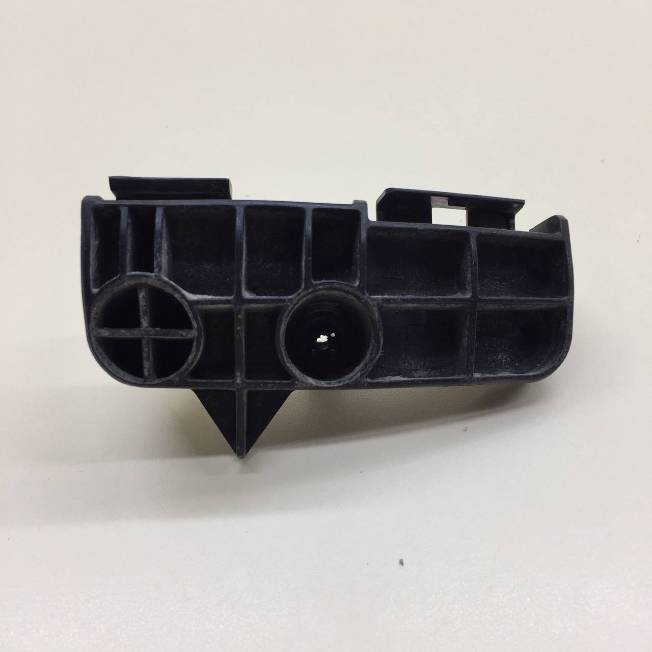 Кронштейн заднего бампера правый Toyota Auris (E150) 2006-2012