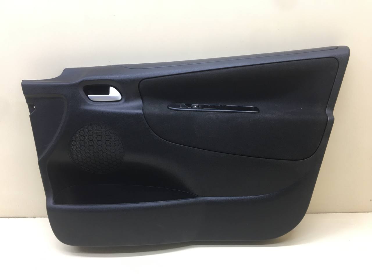 Обшивка двери передней правой Peugeot 207 2006-2013