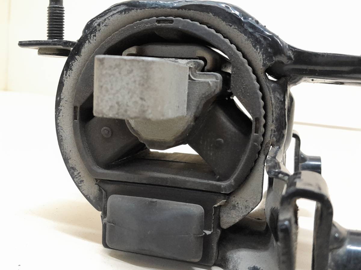 Опора КПП левая Volkswagen Polo (MK5) 2011-2020 Опора КПП левая Volkswagen Polo (MK5) 2011-2020