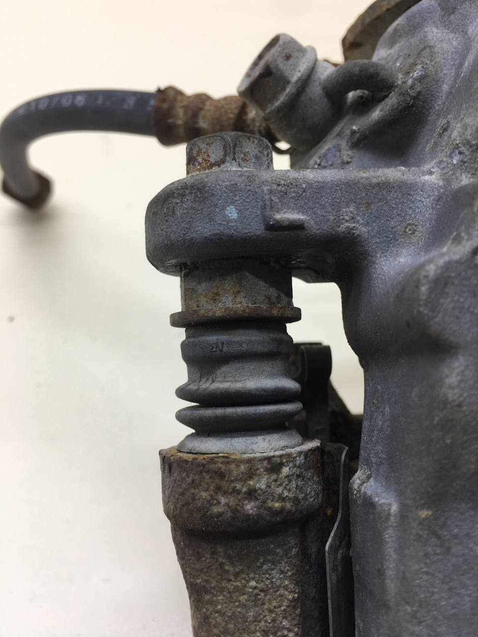 Суппорт задний левый Toyota Auris (E150) 2006-2012