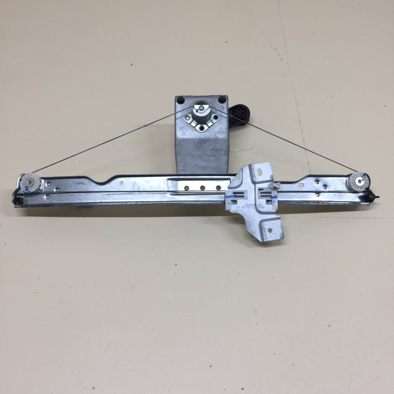 Стеклоподъемник механ. передний правый Renault Duster (HSA, HSM) 2012>