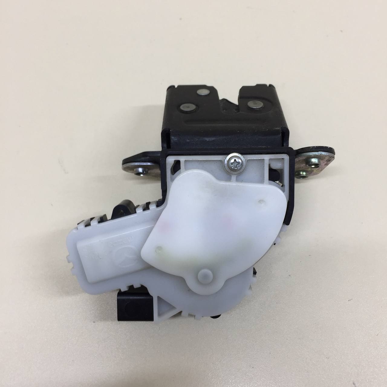 Замок багажника Mazda Mazda 3 (BM) 2013-2016 Замок багажника Mazda Mazda 3 (BM) 2013-2016