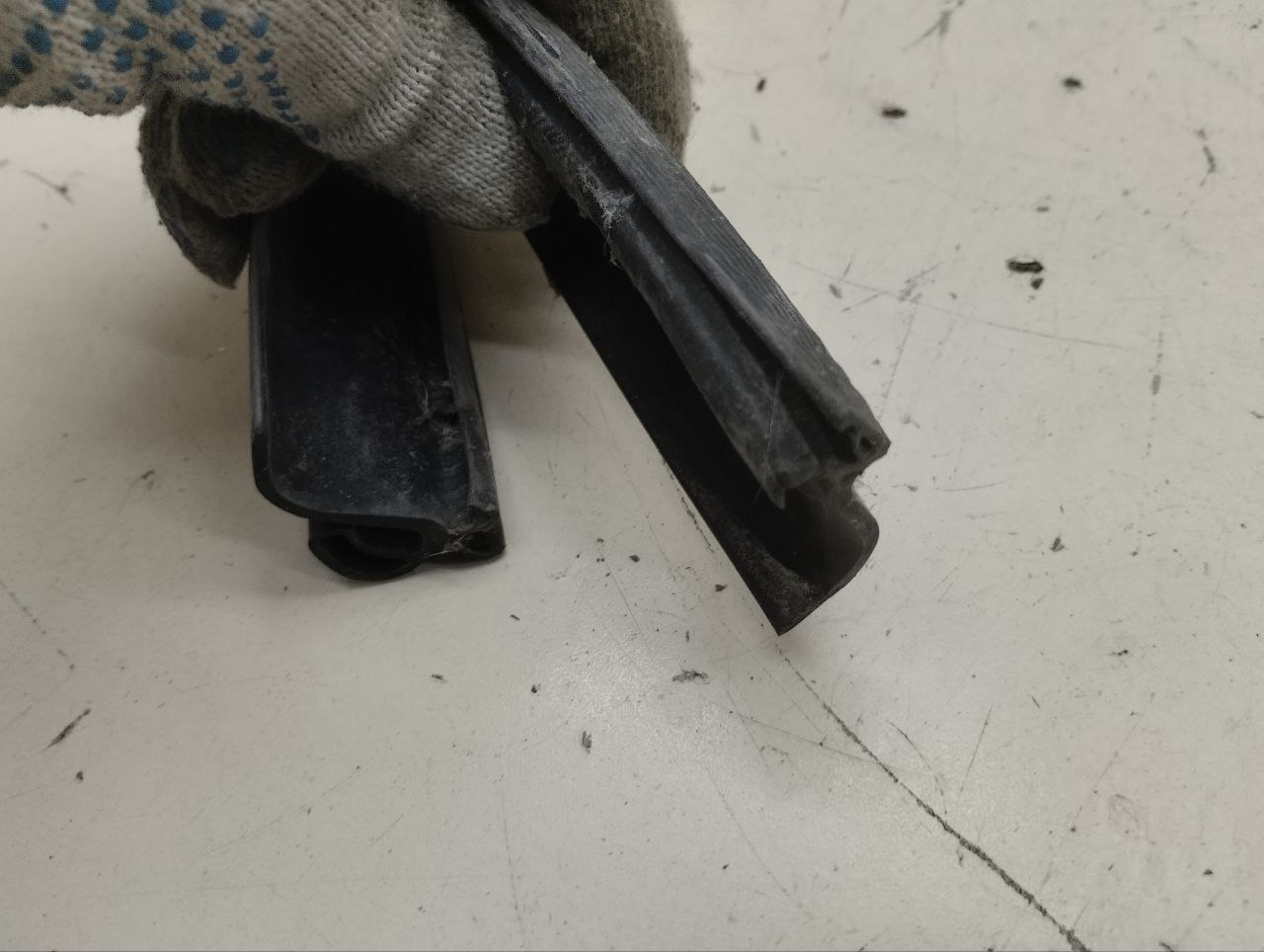 Уплотнитель (Наружный) Renault Sandero Stepway (5S) 2014-2022