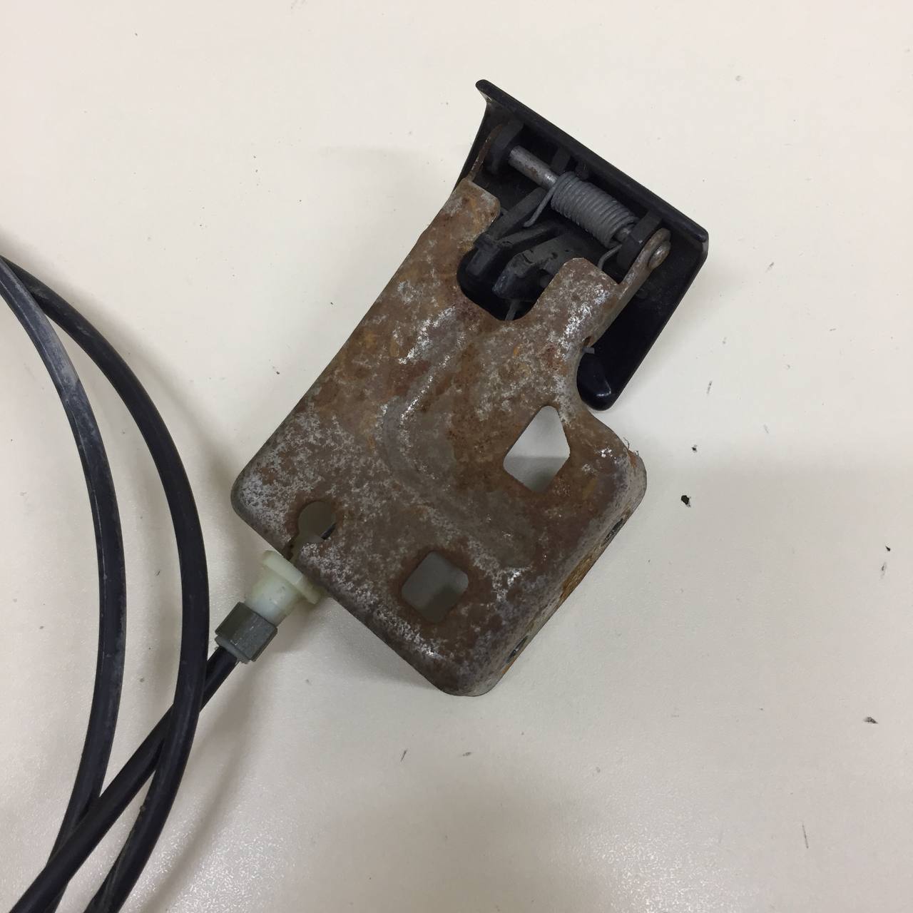 Ручка открывания капота Nissan Almera (N16) 2000-2006 Ручка открывания капота Nissan Almera (N16) 2000-2006