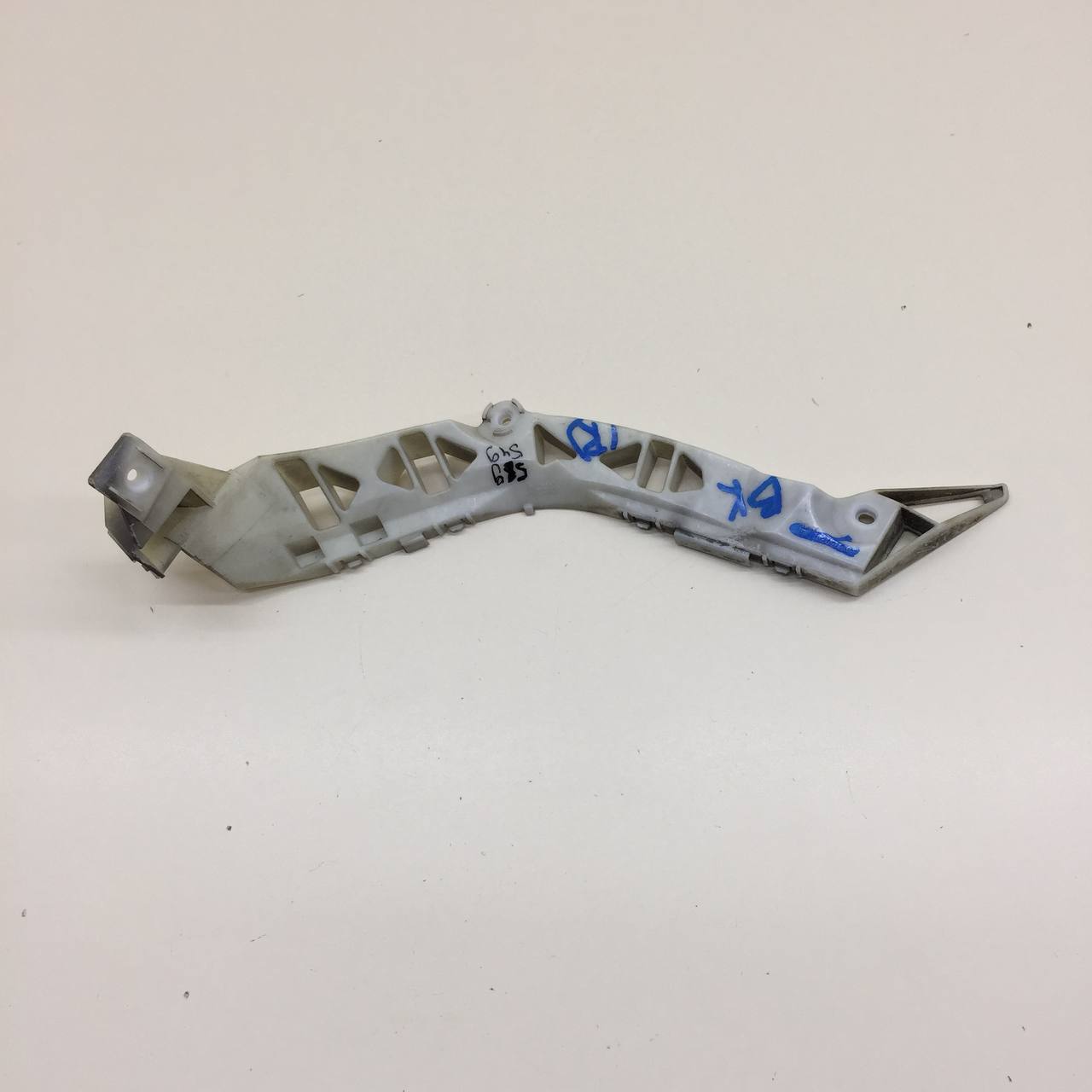 Кронштейн заднего бампера правый Mazda Mazda 3 (BK) 2002-2009