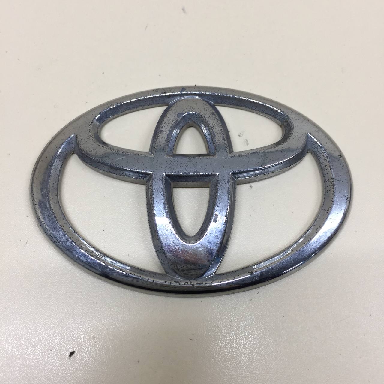 Эмблема Toyota Camry (XV50) 2011-2017 Эмблема Toyota Camry (XV50) 2011-2017
