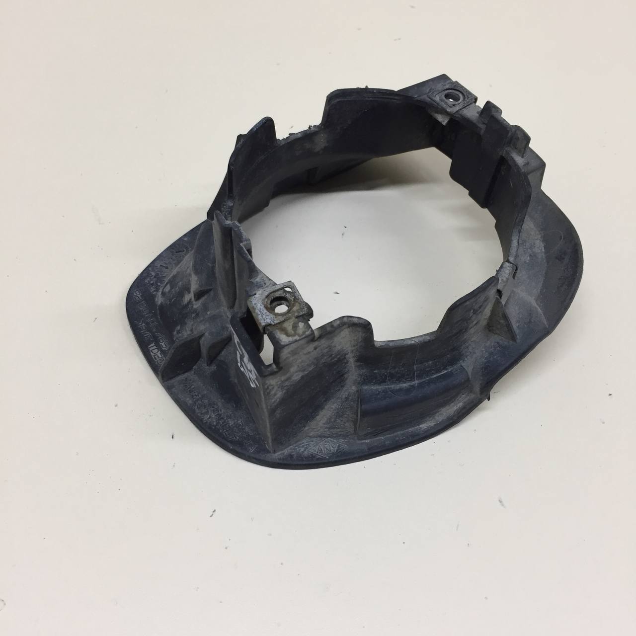 Кронштейн фары противотуманной правой Renault Duster (HSA, HSM) 2012> Кронштейн фары противотуманной правой Renault Duster (HSA, HSM) 2012>
