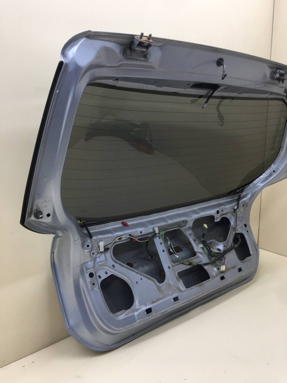 Дверь багажника со стеклом Toyota Corolla E120 2001-2007 Дверь багажника со стеклом Toyota Corolla E120 2001-2007