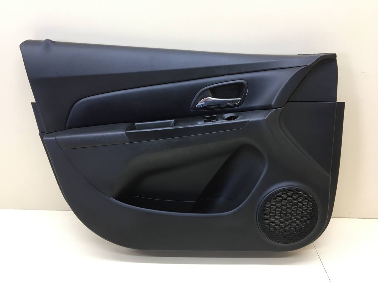 Обшивка двери передней левой Chevrolet Cruze (J300) 2009-2016