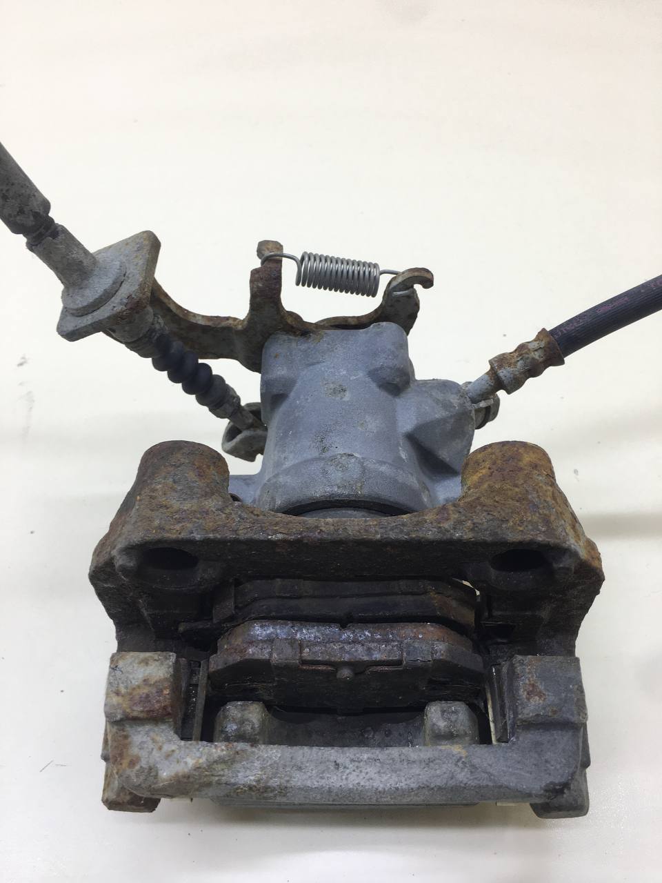 Суппорт задний левый Toyota Auris (E150) 2006-2012