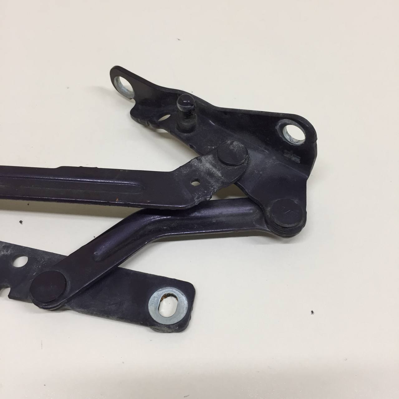 Петля крышки багажника Ford Focus 2 (DB) 2008-2011 Петля крышки багажника Ford Focus 2 (DB) 2008-2011