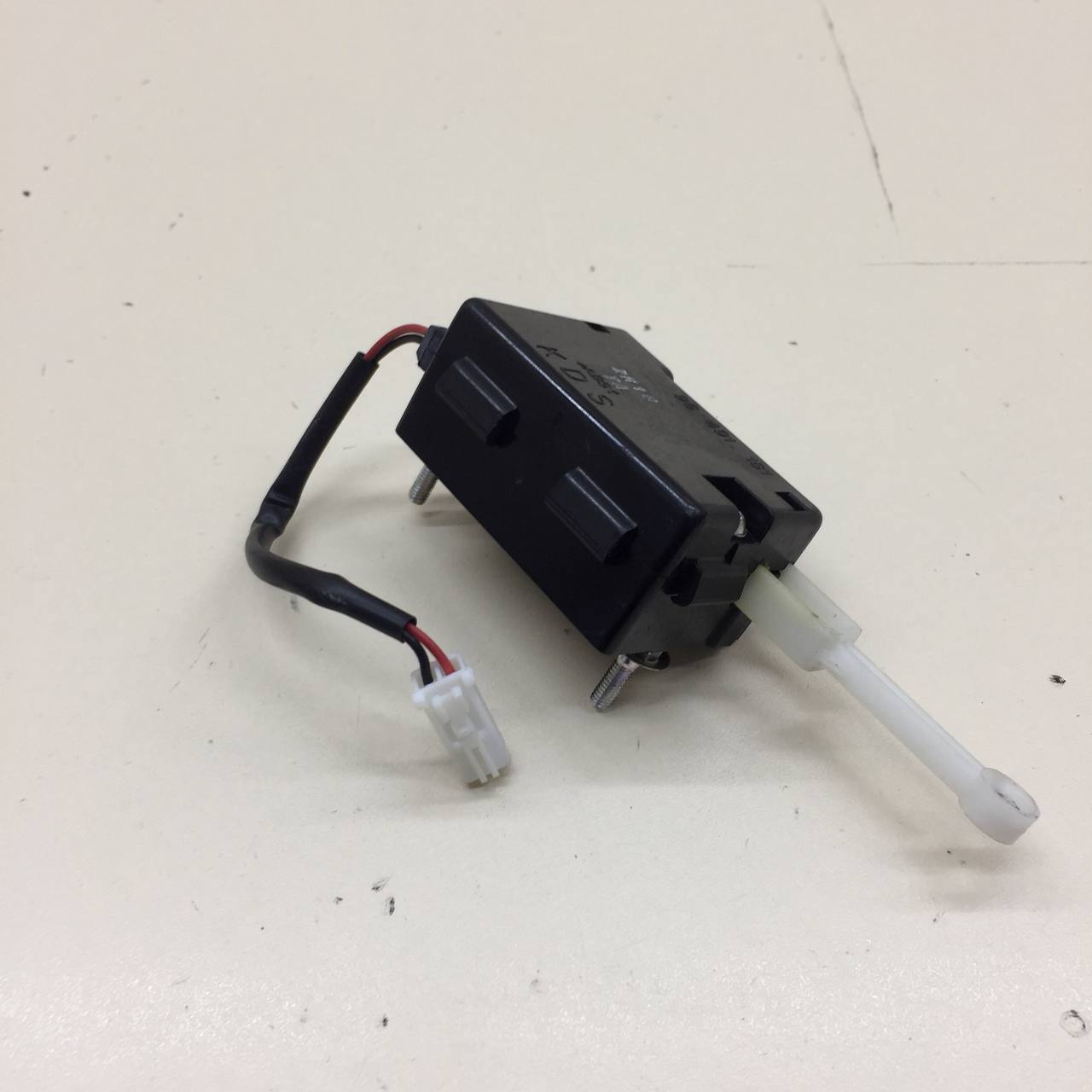 Активатор замка багажника Chevrolet Captiva (C140) 2011-2016 Активатор замка багажника Chevrolet Captiva (C140) 2011-2016