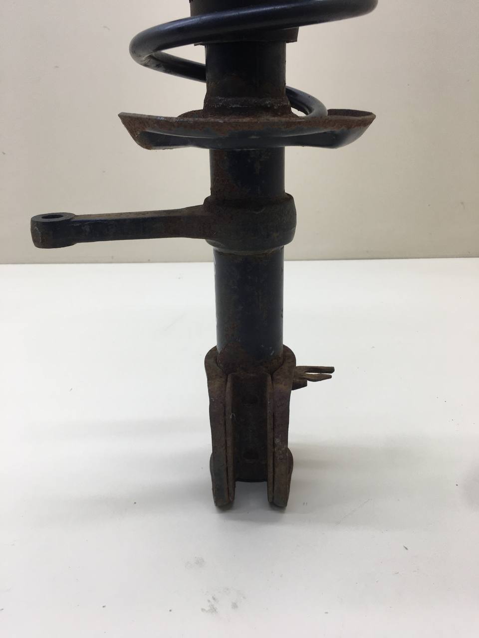 Амортизатор передний правый Lada Granta 2011>